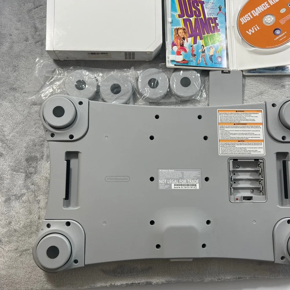 Nintendo Wii Bundle White Console 6‎ Games 2 Remotes Nunchucks Balance Board Fit